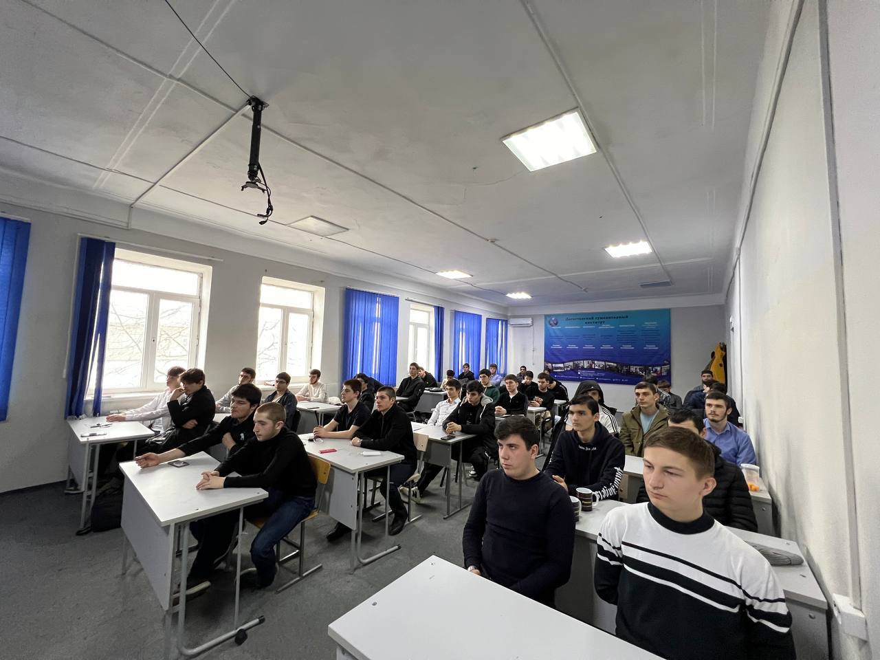 Не обделили и ребят нашего колледжа 🧑🏻‍🎓вместе с ними провели мавлид в преддверии Рамадана во втором корпусе ГПК